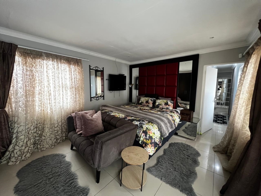 8 Bedroom Property for Sale in Abbotsford Eastern Cape
